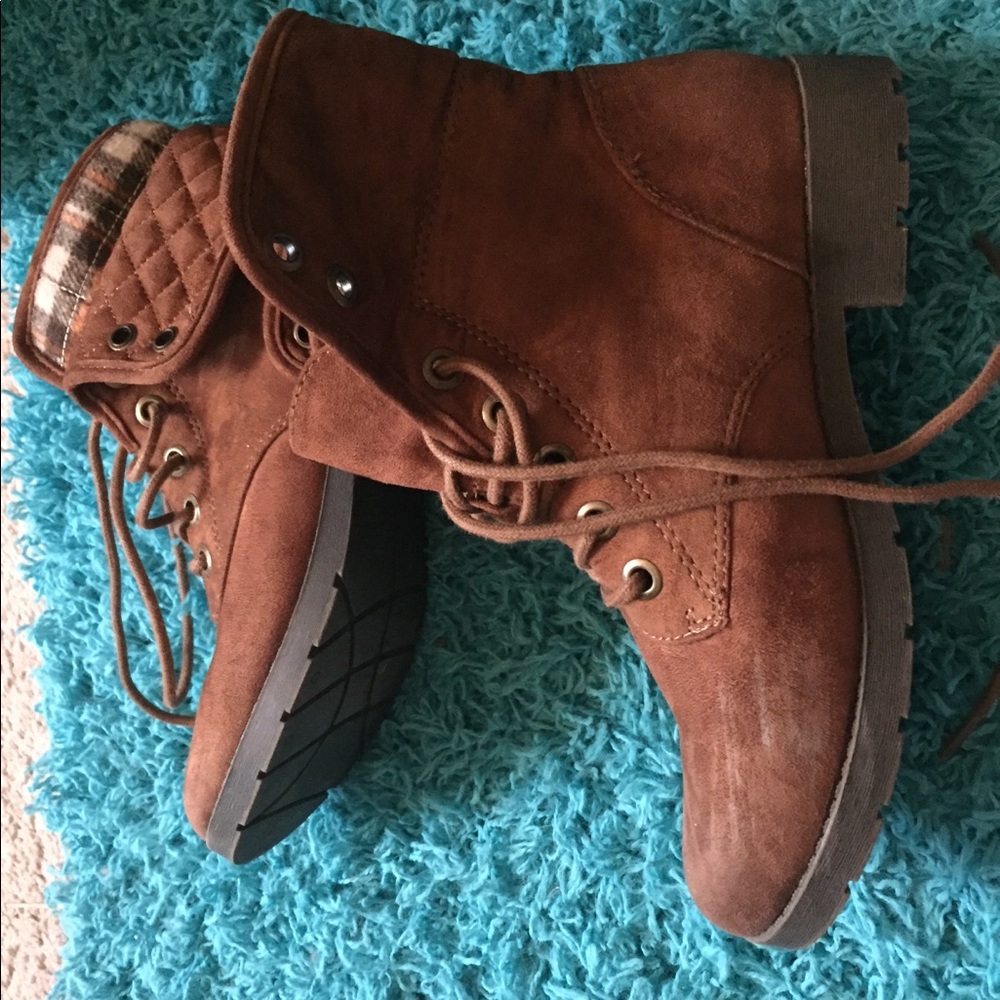 Boots - Picture 2 of 5
